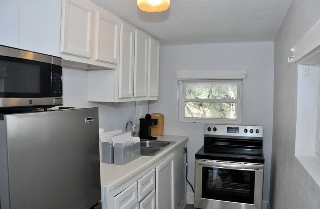 Full Kitchen, Fast Wi-Fi, Smart TV, Washer & Dryer, Walk to 5 Points
