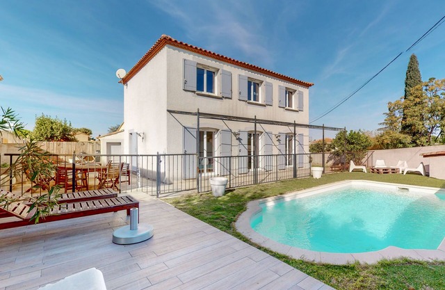 Fully air-conditioned country house with swimming pool