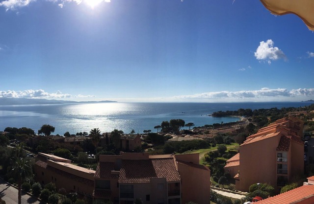 Fully-equipped 3-bedroom apartment with sea view and beach 200 m from restaurants and minimarket.