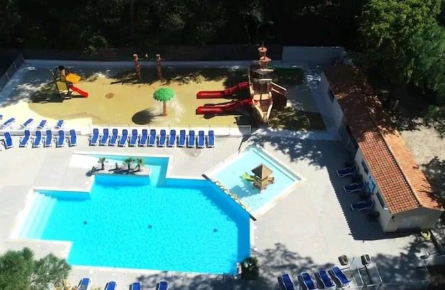 FULLY EQUIPPED MOBIL HOME with large 30 M2 terrace and small garden.