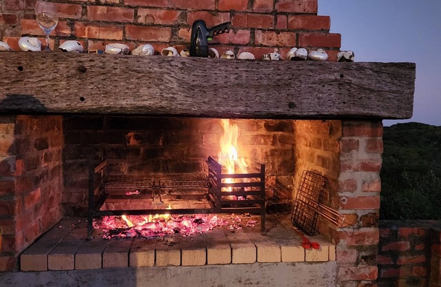 FULLY EQUIPPED SEA FRONT HOLIDAY HOUSE nGround floornFireplace, Braai area
