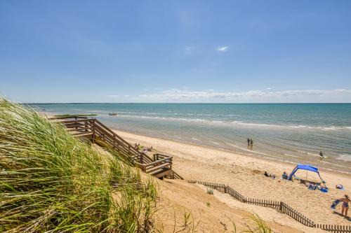 Fully fenced yard and minutes to bayside beaches
