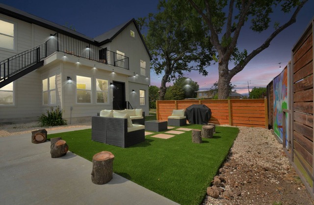 Fully Gated w/Parking, Perfect for large groups