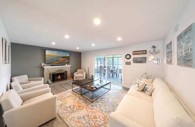 Fully Remodeled, Cheerful 4 Bedroom Close to Beach!