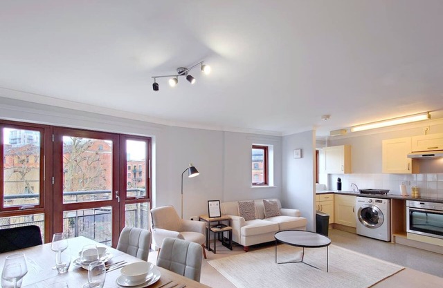 Fully Serviced Two Bed Apartment in Poplar
