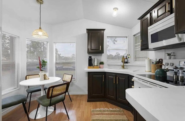 Fully Stocked 2B Cottage Perfect for Family Vacay at Disney