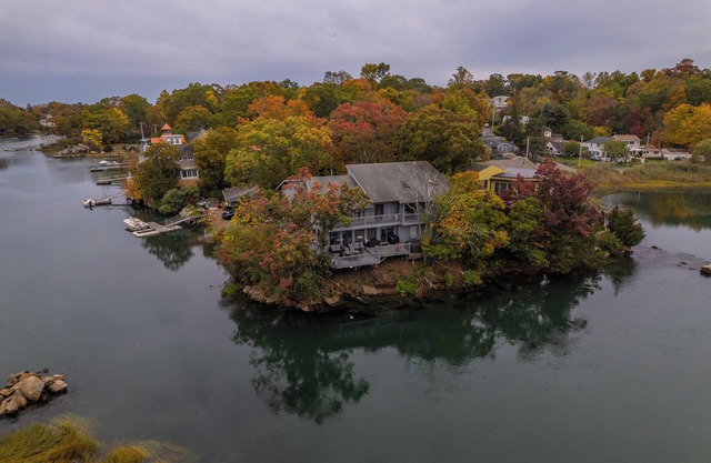 Fun 3-Bed Fishing/Game lodge. nTranquil River leads to LIS, WiFi, in East Haven.