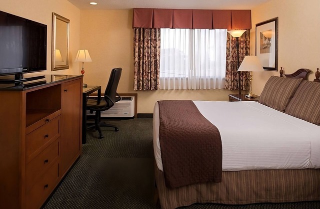 Fun at Gesa Carousel of Dreams! Family-friendly Unit, w/Outdoor Pool & Parking!