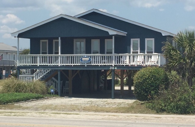 FUN BEACH GETAWAY! Beach Access Across the Street/Fully Equipped Kitchen