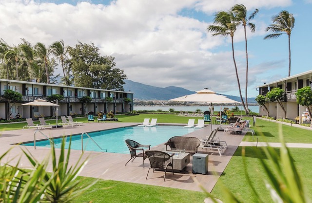 Fun for the Whole Family! 4 Convenient Units, Outdoor Pool, Near Paukukalo Beach