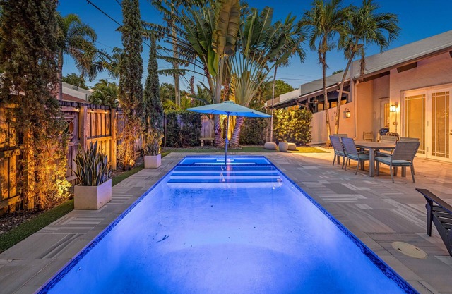 Fun Location! 1 block walk to Las Olas blvd in Ft. Lauderdale w/Pool & parking