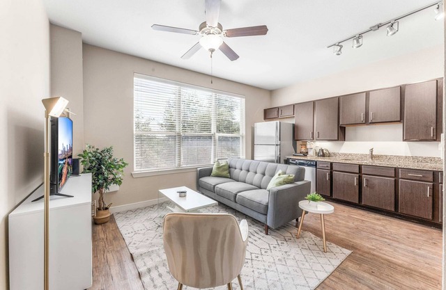 Fun SoCo 1BR King Suite w/GymPickleballLaundry