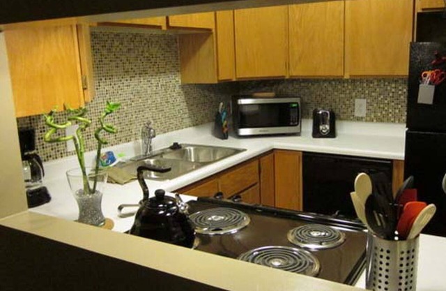 Fun, Trendy & Budget Friendly! 2 Bed/1Ba Condo w/WIFI - 2 mi to Downtown