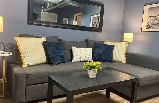 Funky 3rd Floor Condo, 5 Beds w/Sofa Bed + WIFI!