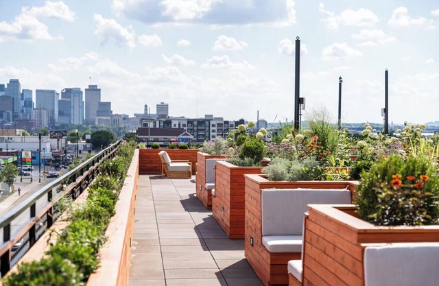 Funky Boutique Room w/Floor-to-Ceiling Views Near Nashville Sights!