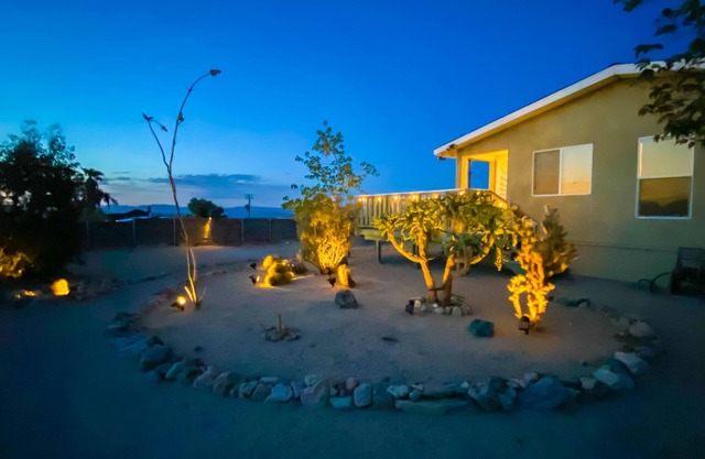 Funky movie House, stunning views! 4 min to Joshua Tree park, Fire Pit & Pool