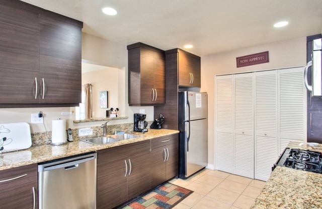 Funtierland +Atlantis+ Walk to Disney + Pet Friendly + Private Pool and Wifi!