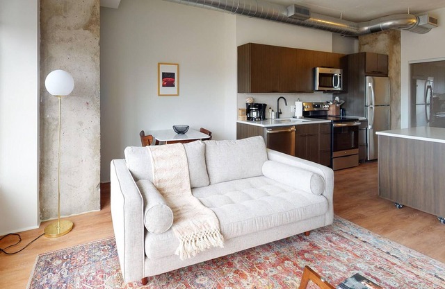 Furnished 1BR in the Carlyle Dist w/ Gym