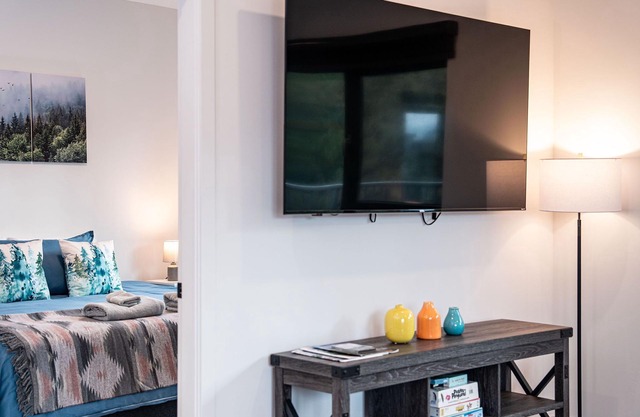 Furnished, 3 month min 3 Bd PENTHOUSE, deck, hot tub, Mack Plaza