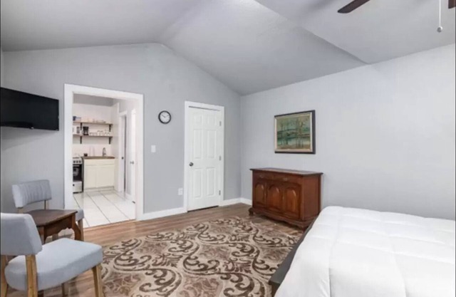 Furnished House Apartment with Private Entrance and Parking