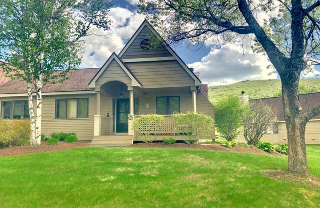 FV36 Sunny Fairway Village Townhome on the Mount Washington Hotel golf course. AC, dog friendly!