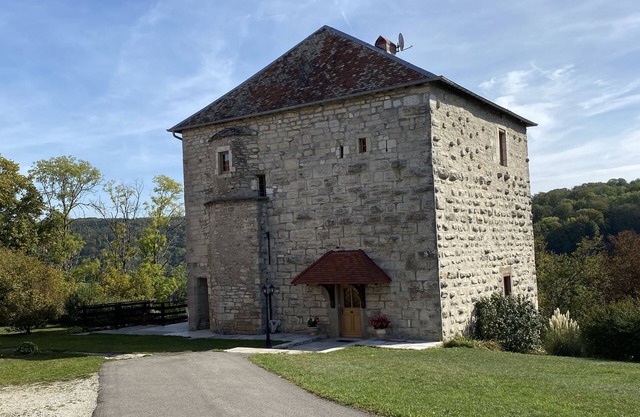 Gîte dans une très jolie tour carré du XII siècle pour 6-8 personnes à COTEBRUNE