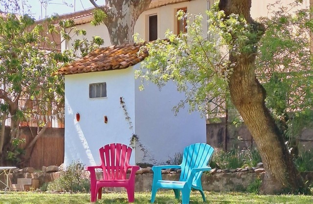 Gîte Florence Proche St Chinian. Piscine Privée et Jardin Rivière. Parking