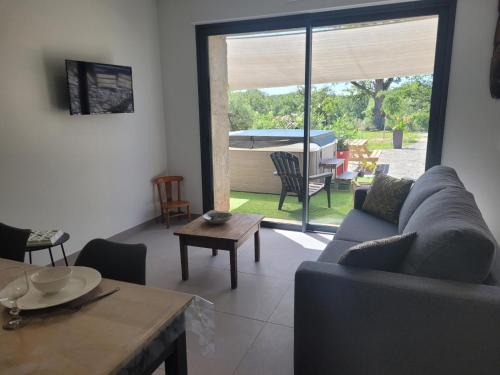 Gîte rénové avec SPA à Couzon, proche randonnées - FR-1-489-476