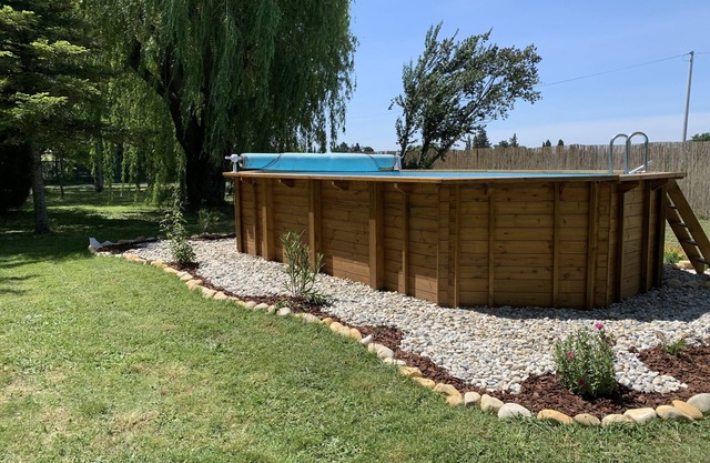 Gîtes in the vineyards, park, swimming pool, playground, pétanque field, .