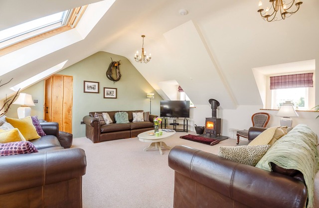 Gadlas - Five Bedroom House, Sleeps 14