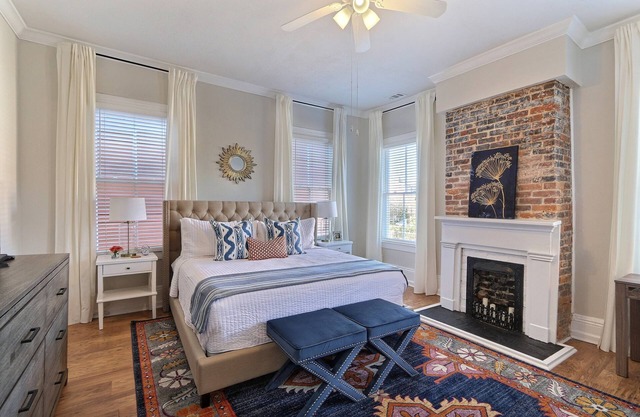 Gallery Stays - Parkside Manor - Four Luxury King Beds