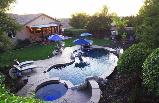 Gallinger · Fabulous Grand Home Pool~Jacuzzi Central Walkable