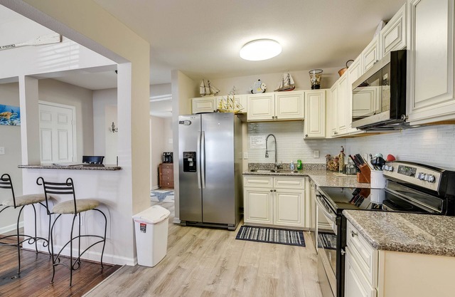 Galveston Vacation Rental: 2 Mi to Pleasure Pier!