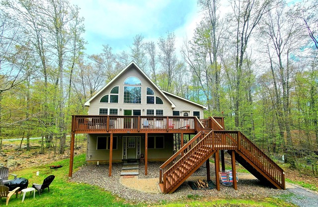 Game Room, Fire Pit, Close to Hiking& Skiing, Quiet St., Fall in the Mountains