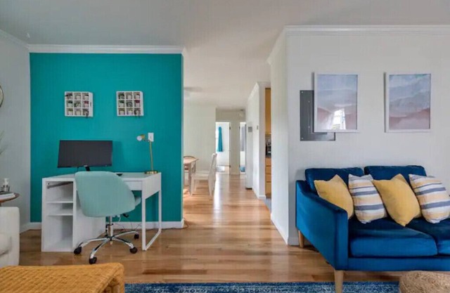 Game room, hot tub, 20 min to SF, beach 1 block away