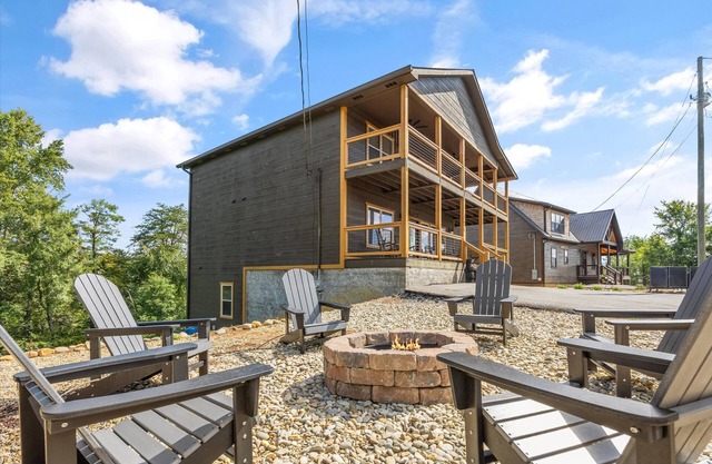 Game Room, Hot Tub & Large Porches-Luxury Cabin