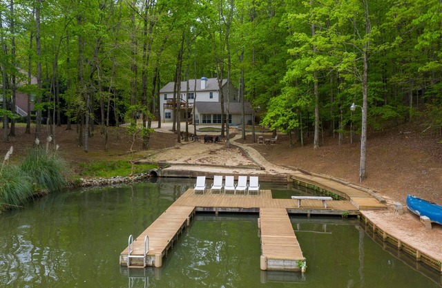 GAME ROOM, QUIET COVE & DOCK! LAKEFRONT! SLEEPS 16
