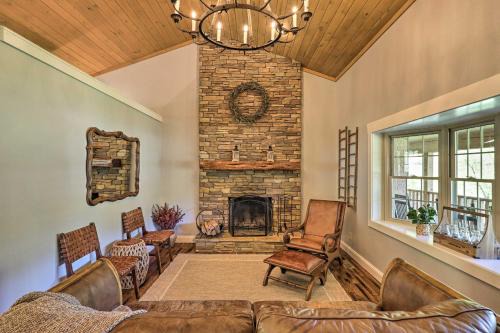 Game Room, Theater and Deck Burnsville Cabin!