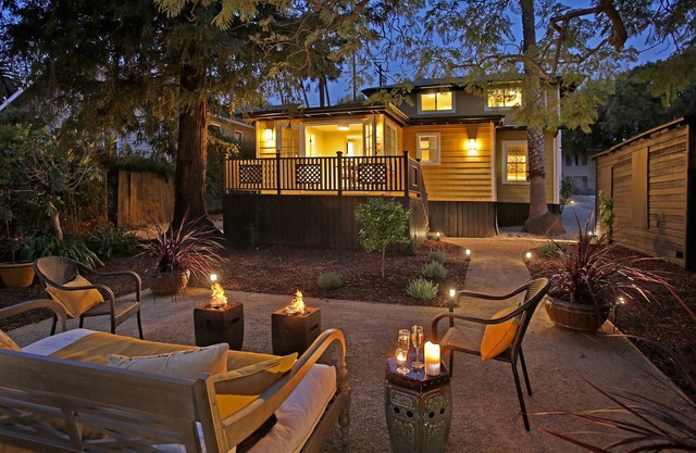 Garden Bungalow Gorgeous Large Backyard -Walk Everywhere - Downtown at the Parks