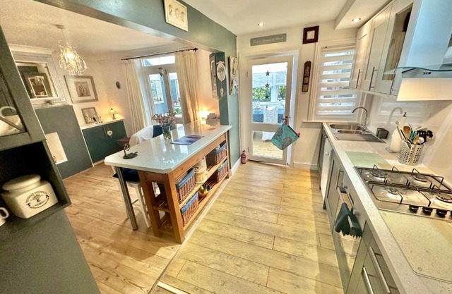 Garden Cottage - 3 Bedroom Close to Town and Beach