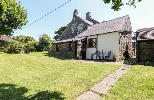 GARDEN COTTAGE, character holiday cottage in Sparrowpit