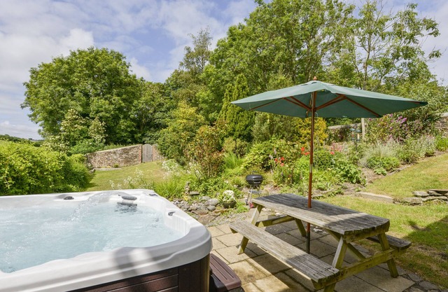 GARDEN COTTAGE, family friendly, with pool in Bideford