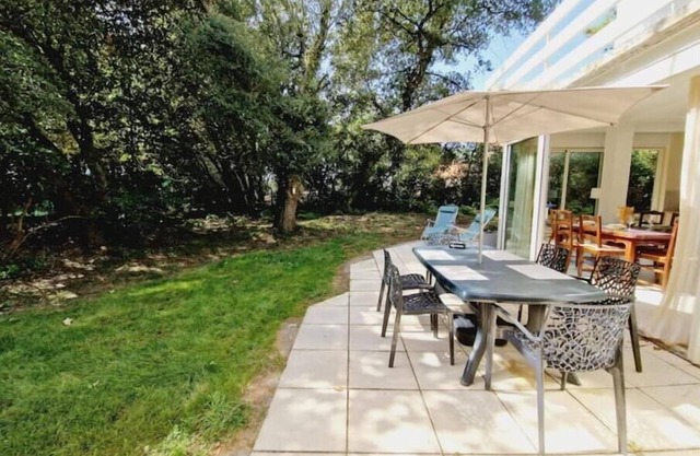 Garden level, private plot 400 m² in the heart of the woods, 1 mn walk from the sea