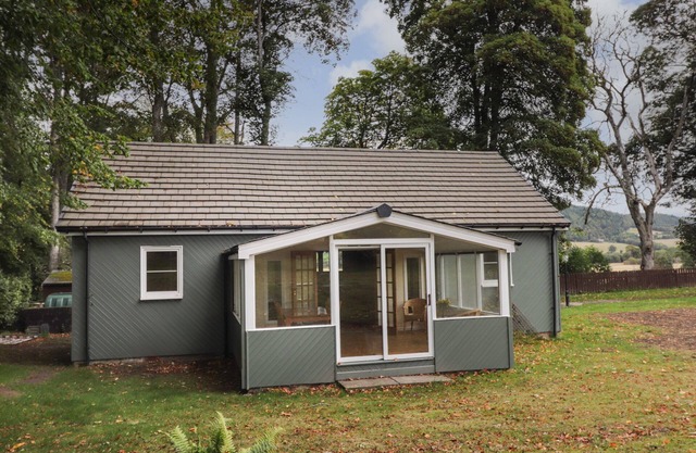 GARDEN LODGE, family friendly, with a garden in Marybank