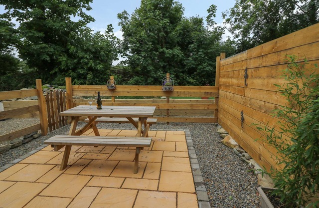 GARDEN VIEW, pet friendly, country holiday cottage in Llanybydder