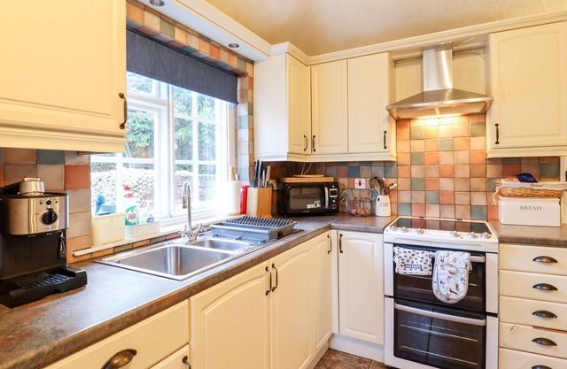GARDENER'S COTTAGE, pet friendly, with open fire in Hadleigh