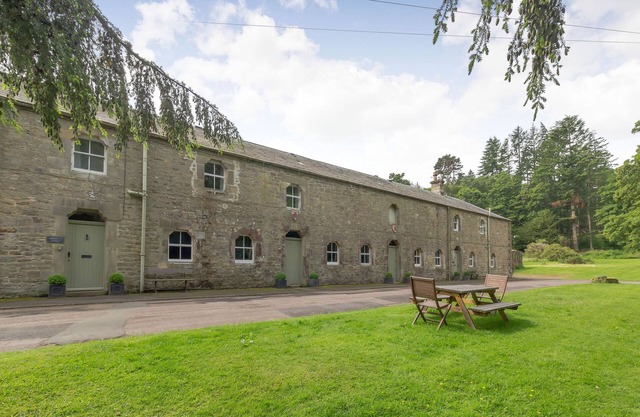 GARDENERS COTTAGE, pet friendly, luxury holiday cottage in Bellingham