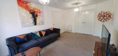 Garland Modern 4 Bedroom House with Garden & Parking