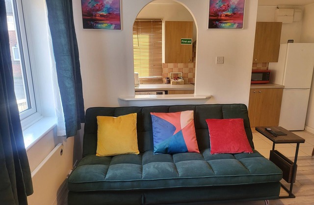Garland Modern House, Tilbury 2 with Netflix & Amazon Music