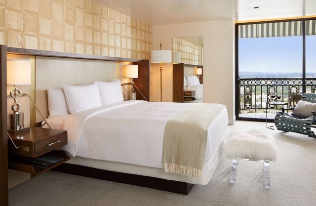 Gate One Bedroom Suite at The London West Hollywood, Free Breakfast